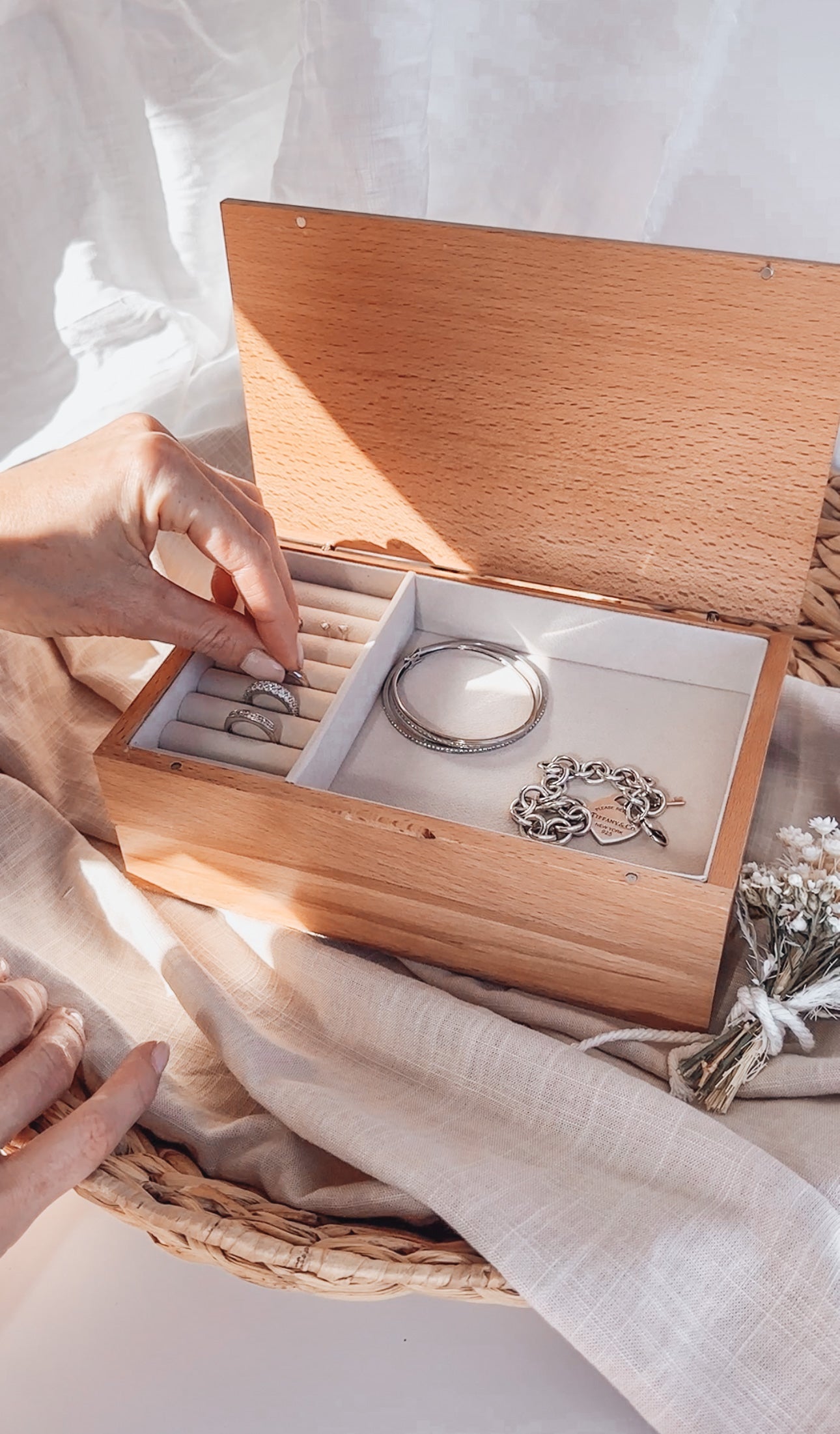 Wooden single or multilayer jewellery box - Bunch of daisies